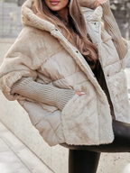 Cape Matelassée Longue avec Col en Fourrure Synthétique pour Femme | Idéale pour l’Hiver