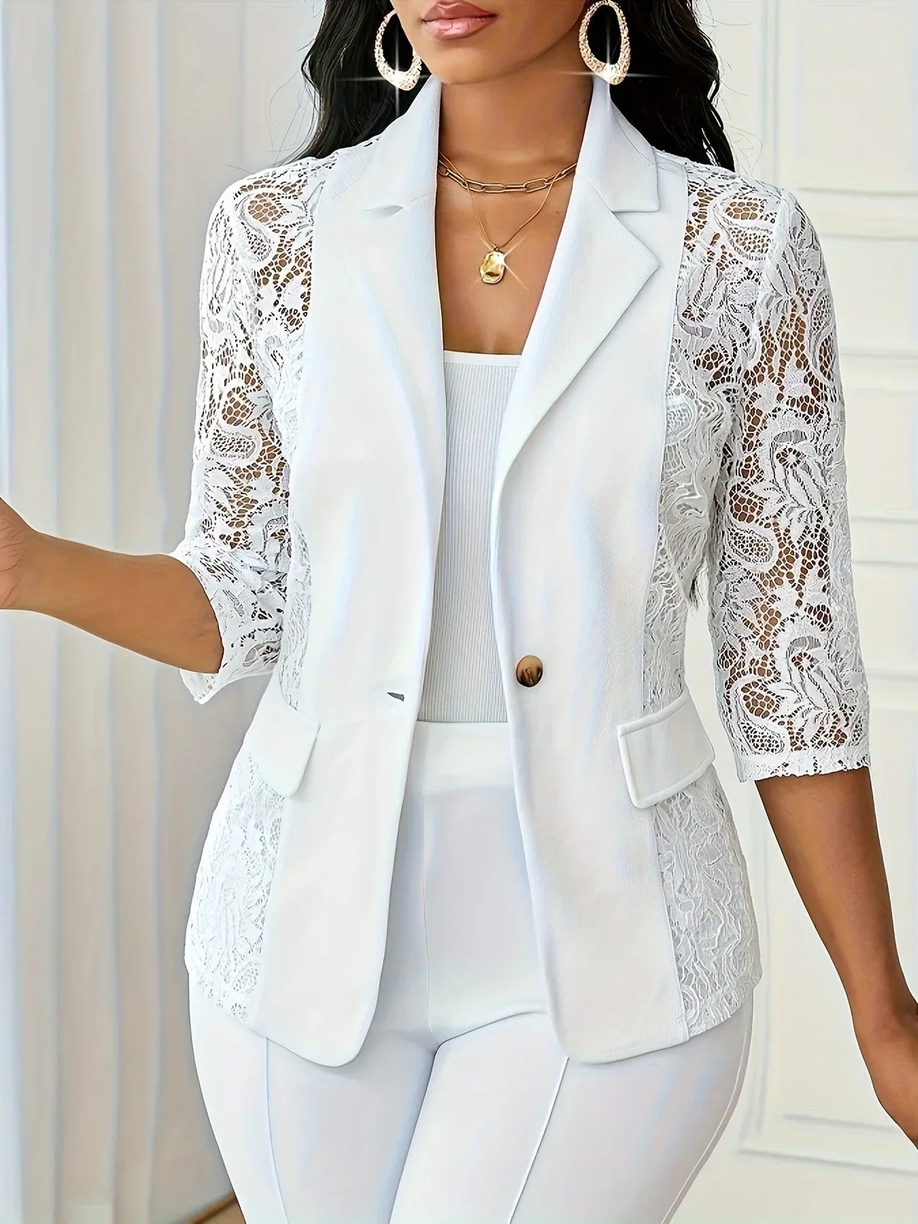 Blazer Blanc à Manches 3/4 en Dentelle avec Bouton Doré pour Femmes | Ideal for Mi-Saison et Usage Quotidien