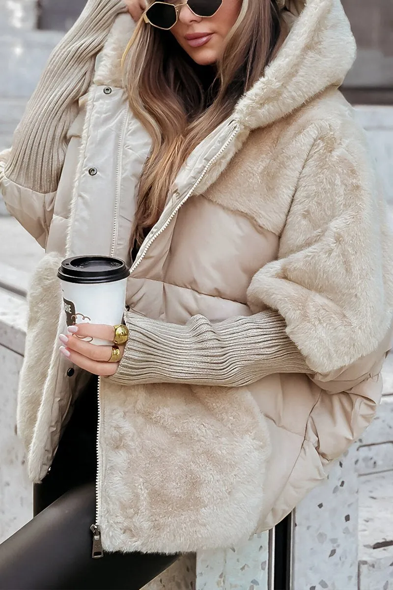 Cape Matelassée Longue avec Col en Fourrure Synthétique pour Femme | Idéale pour l’Hiver