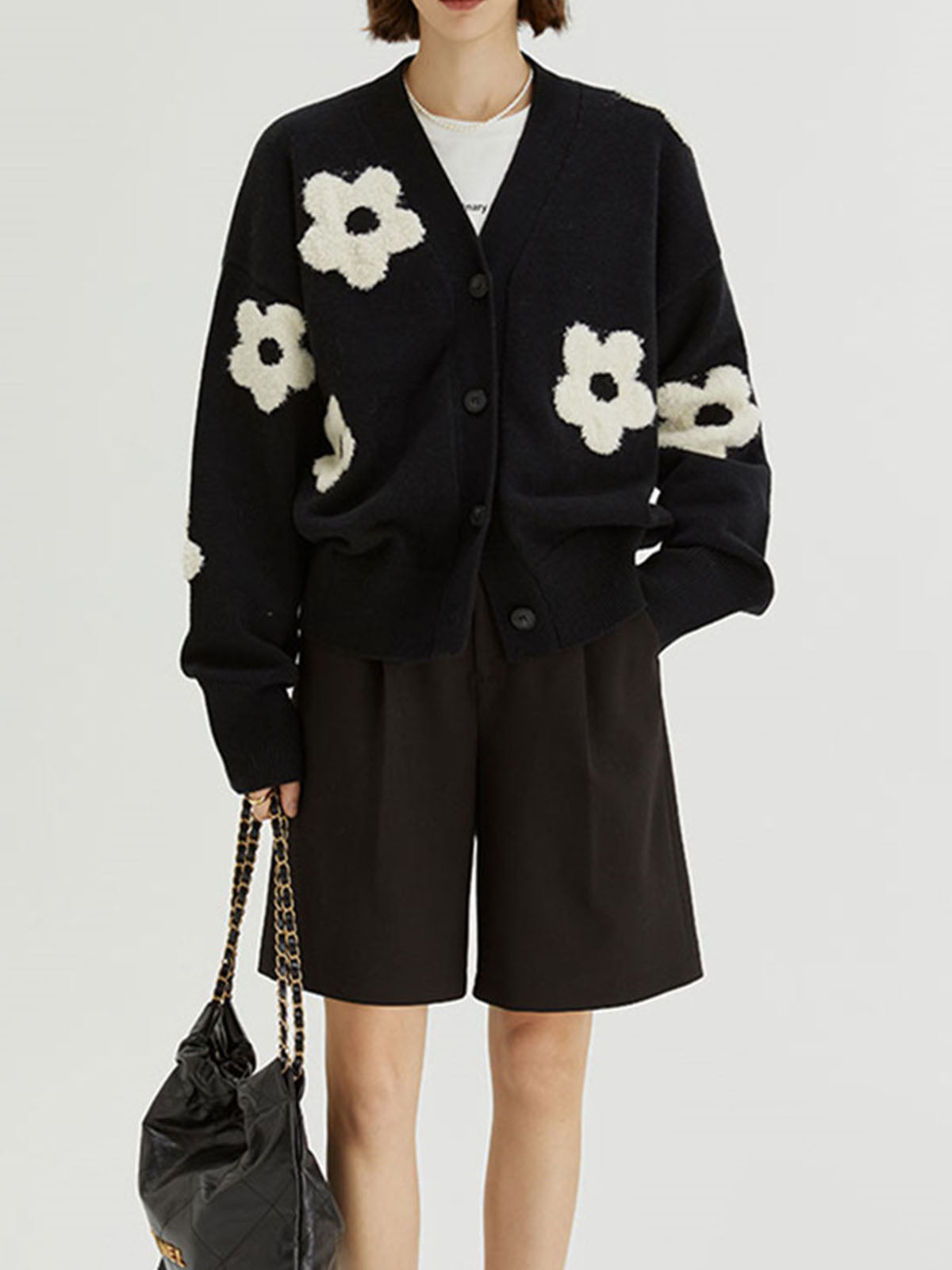 Cardigan Noir à Motif Floral avec Coupe Oversize et Boutons pour Femmes | Idéal pour Saisons Fraîches