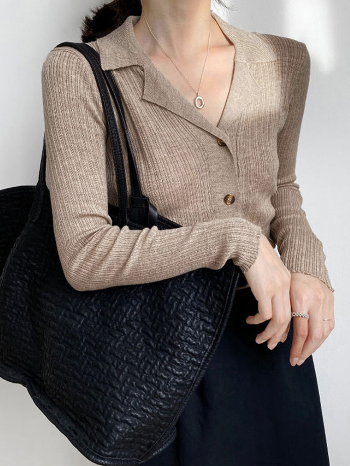 Cardigan Ajusté à Fines Côtes avec Col Chemise pour Femme | Idéal pour le Bureau et les Sorties