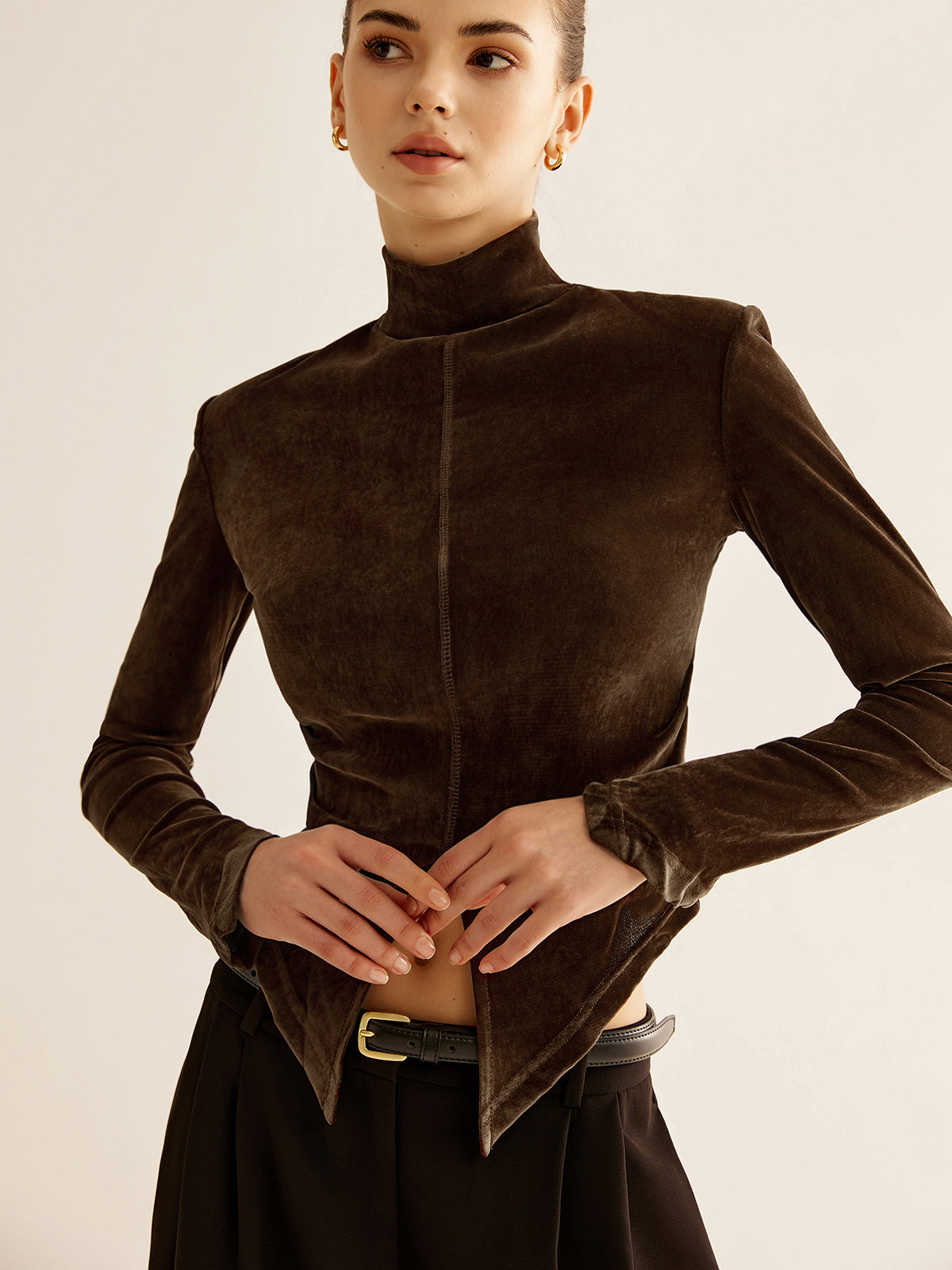 Haut Ajusté avec Col Montant et Découpe Géométrique pour Femmes | Idéal pour Occasions Formelles