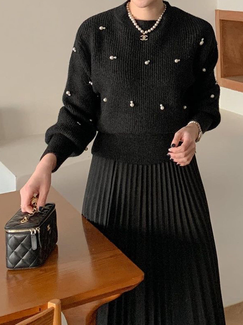 Pull Noir avec Détails de Perles et Coupe Légèrement Ample pour Femmes | Idéal pour Tenues Quotidiennes