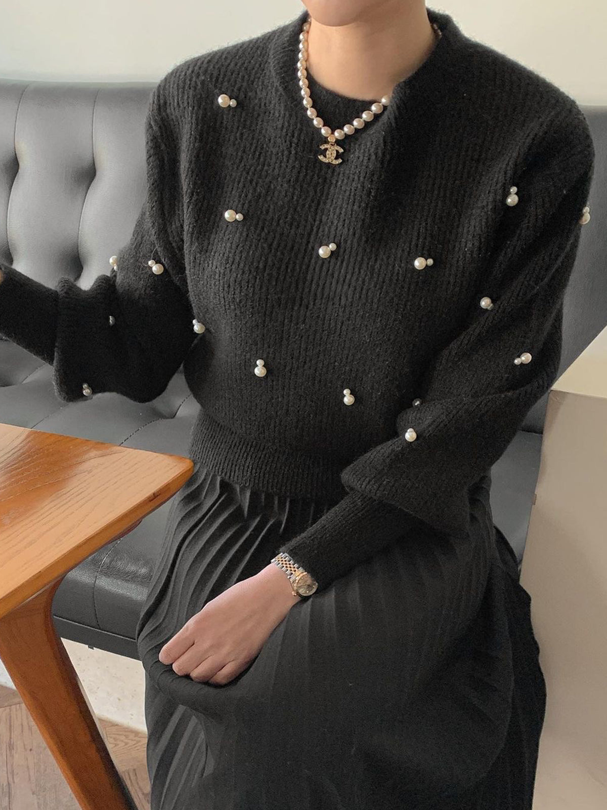 Pull Noir avec Détails de Perles et Coupe Légèrement Ample pour Femmes | Idéal pour Tenues Quotidiennes