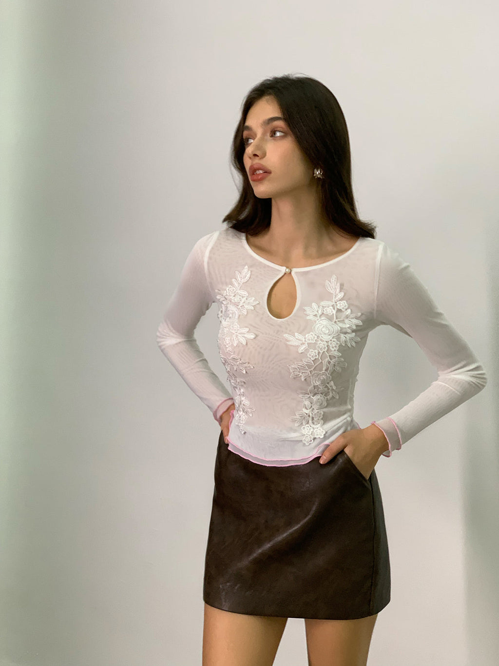 Haut Ajusté à Broderie Florale avec Col Rond pour Femmes | Idéal pour Usage Quotidien