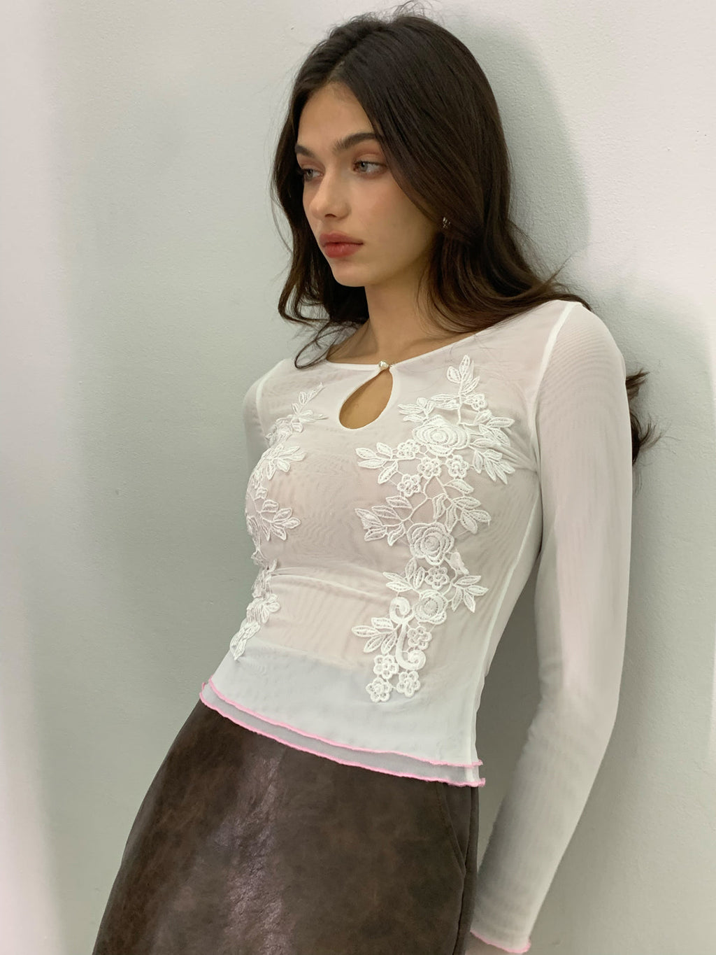 Haut Ajusté à Broderie Florale avec Col Rond pour Femmes | Idéal pour Usage Quotidien