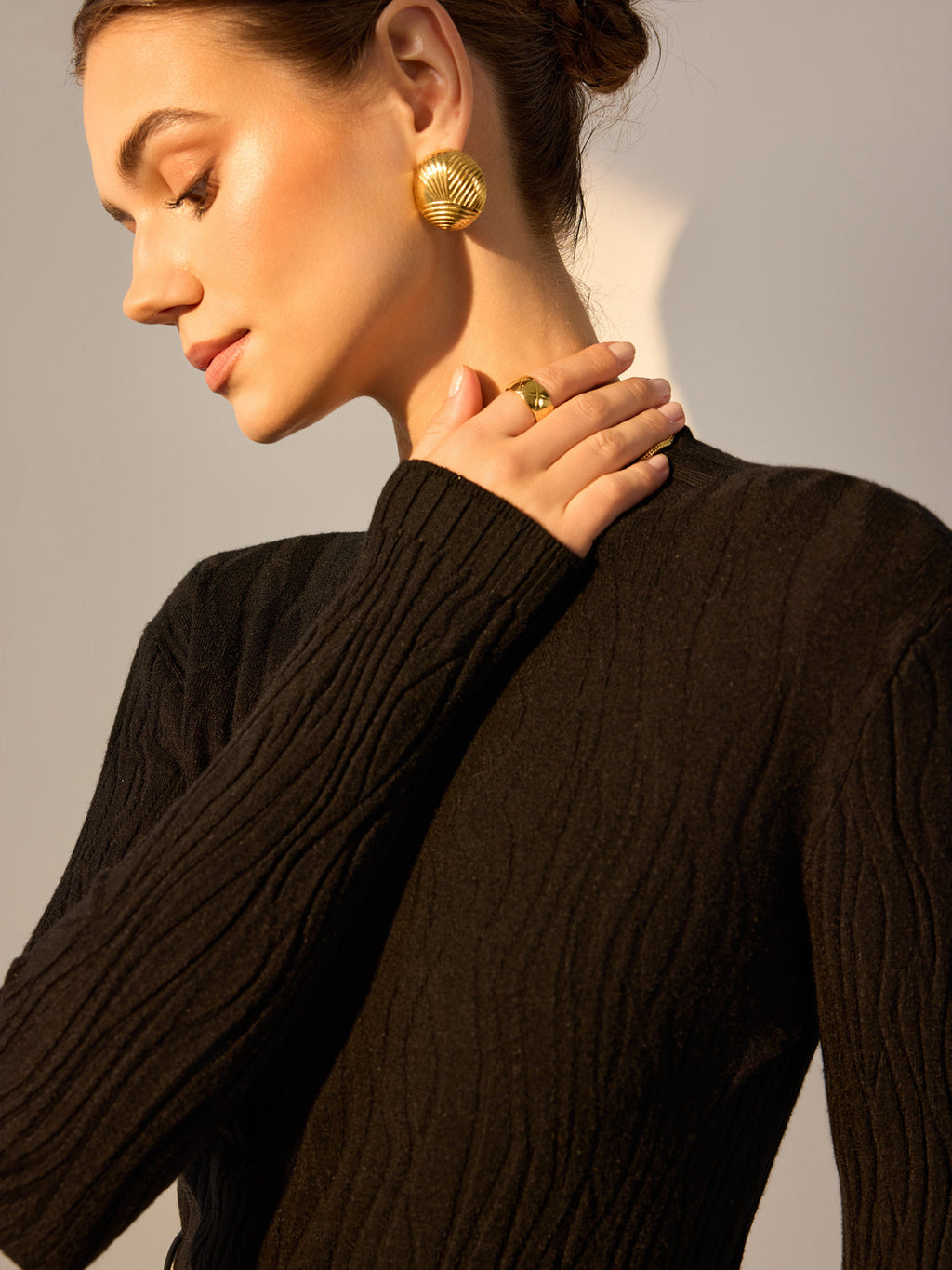 Pull Noir Ajusté à Maille Texturée avec Col Rond Montant pour Femmes | Idéal pour Tenues Quotidiennes