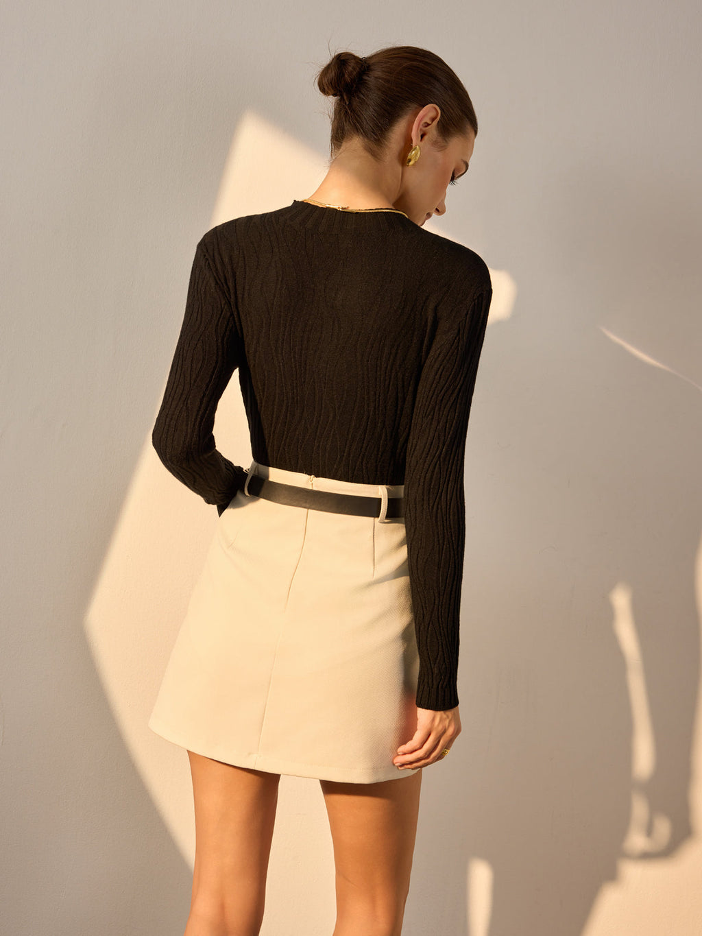 Pull Noir Ajusté à Maille Texturée avec Col Rond Montant pour Femmes | Idéal pour Tenues Quotidiennes