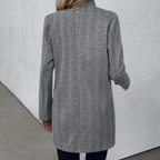 Blazer Long Gris À Motif Chevron Avec Poches Zippées Pour Femmes | Idéal Pour Le Travail Et Les Tenues Quotidiennes