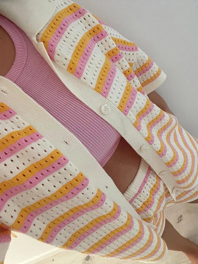 Ensemble Deux Pièces avec Veste à Rayures Contrastées et Short Assorti pour Femme | Idéal pour Occasions Décontractées