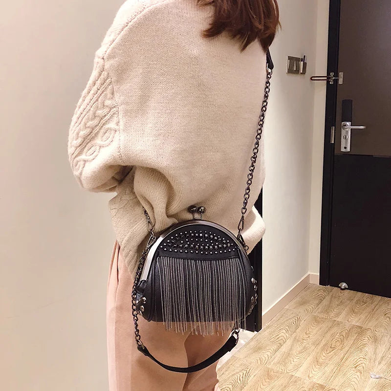 Sac Bandoulière Clouté Avec Forme Arrondie Pour Femme | Idéal Pour Soirées Et Sorties Urbaines