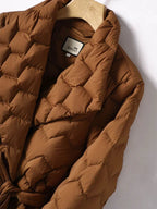 Manteau Matelassé Mi-Long avec Ceinture et Fermeture Cache-Cœur pour Femme | Idéal pour l’Automne et l’Hiver