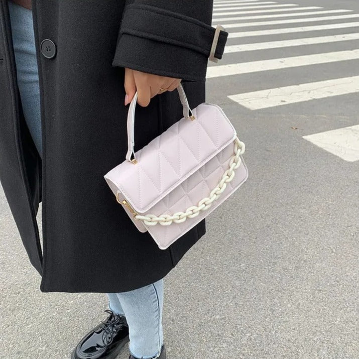 Sac Structuré À Matelassage Graphique Avec Chaîne Décorative Pour Femme | Idéal Pour Usage Quotidien Et Sorties En Ville