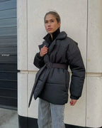 Manteau Parka Matelassé avec Détail Ceinturé pour Femme | Idéal pour l’Hiver