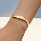 Bracelet Métallique Ajustable avec Symbole Croix pour Femme | Idéal pour Superpositions ou Événements