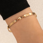 Bracelet Métallique Ajustable avec Symbole Croix pour Femme | Idéal pour Superpositions ou Événements