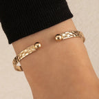 Bracelet Métallique Ajustable avec Symbole Croix pour Femme | Idéal pour Superpositions ou Événements