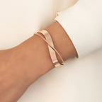 Bracelet Métallique Ajustable avec Symbole Croix pour Femme | Idéal pour Superpositions ou Événements