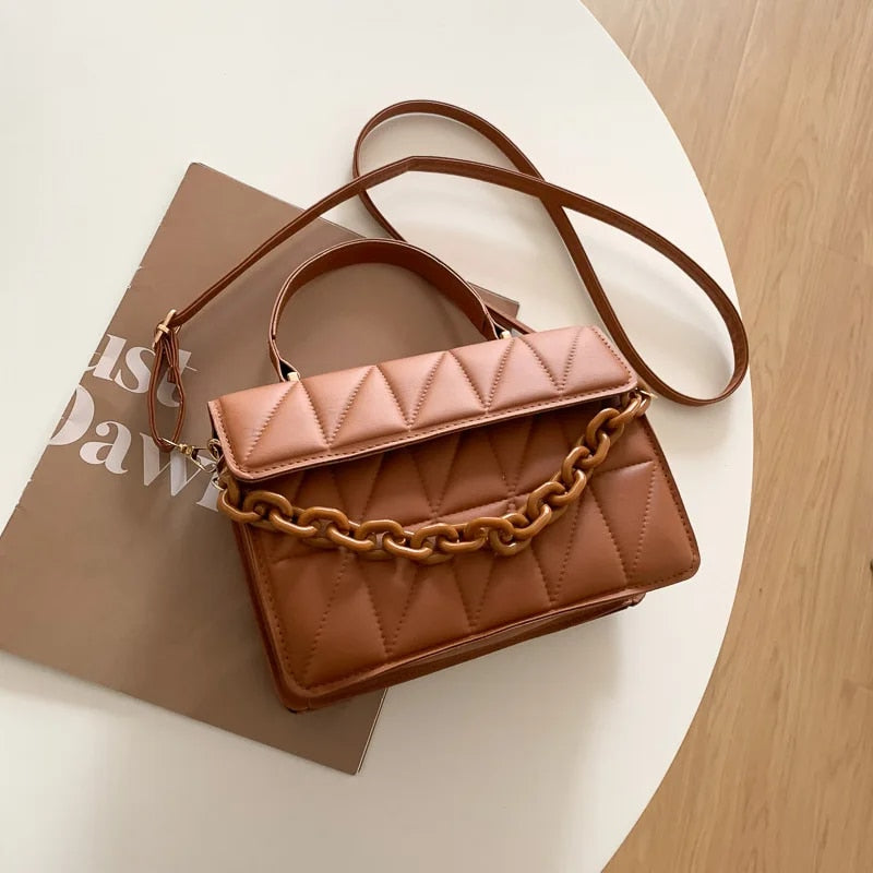 Sac Structuré À Matelassage Graphique Avec Chaîne Décorative Pour Femme | Idéal Pour Usage Quotidien Et Sorties En Ville