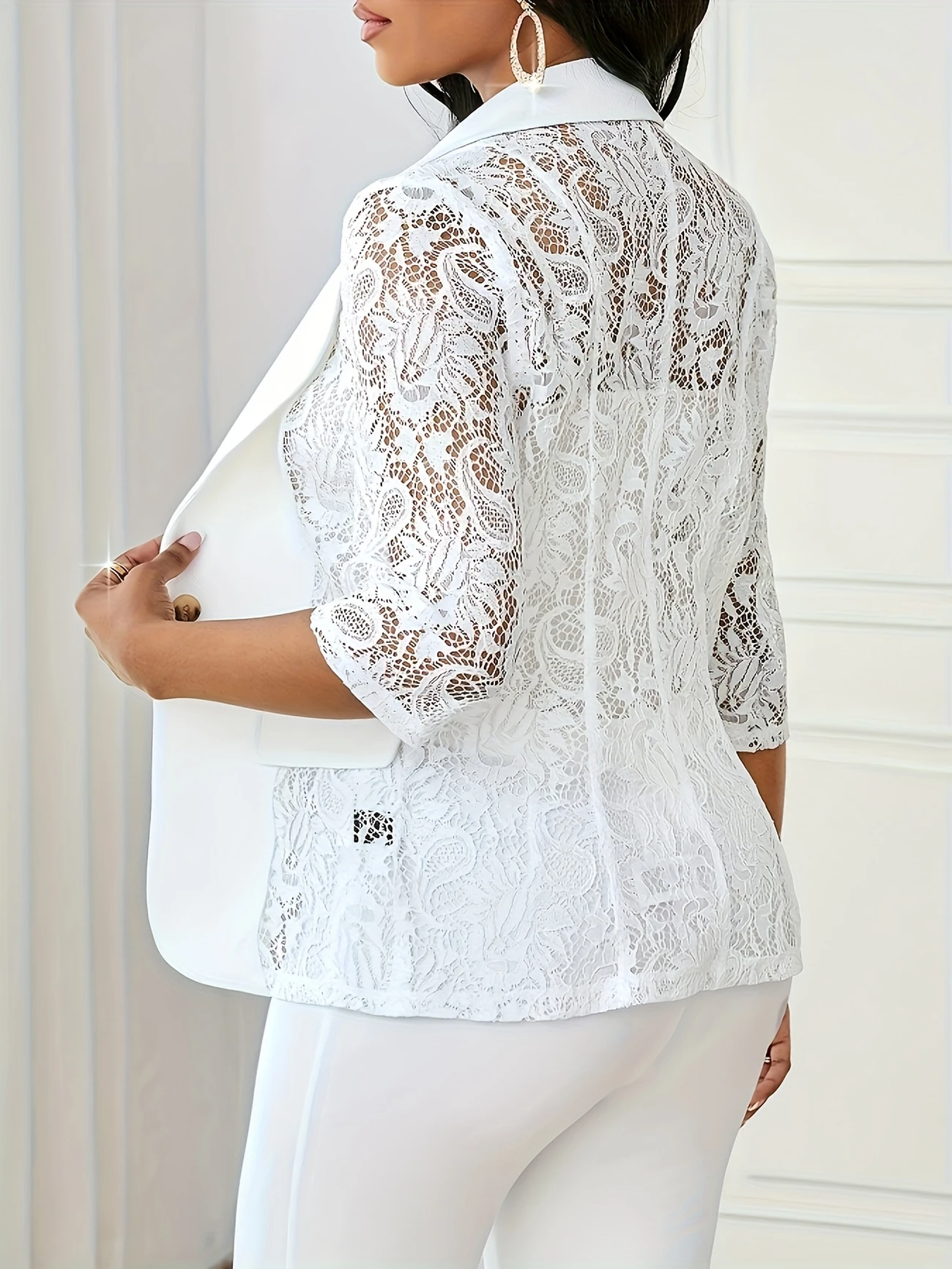 Blazer Blanc à Manches 3/4 en Dentelle avec Bouton Doré pour Femmes | Ideal for Mi-Saison et Usage Quotidien