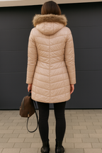 Manteau Matelassé Long avec Capuche et Col Bordé pour Femmes | Idéal pour l’Hiver